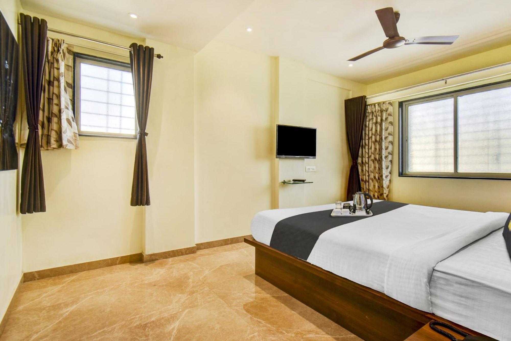 Townhouse Oak Hotel Chaitanya Executive Near Fun Time Multiplex Pune Exterior foto